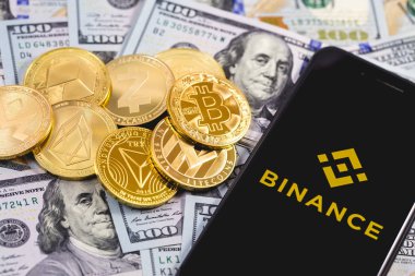 Apple iphone ve Binance logo ve dolar ile cryptocurrency. Binance cryptocurrency alışverişidir. Ekaterinburg, Rusya Federasyonu - 19 Eylül 2018