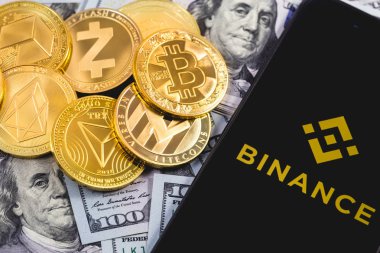 Apple iphone ve Binance logo ve dolar, cryptocurrency. Binance cryptocurrency alışverişidir. Ekaterinburg, Rusya Federasyonu - 19 Eylül 2018