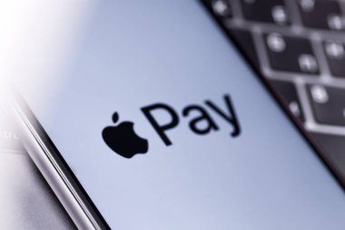 Apple iphone ile Apple ödemek logo üstünde belgili tanımlık klavye. Rusya - 04 Ekim 2018