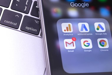 Google hizmetleri ile Apple iphone. Rusya - 04 Ekim 2018