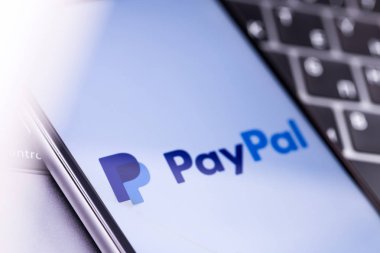 PayPal logosu ve elma iphone. Rusya - 04 Ekim 2018