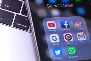 Smartphone ile sosyal medya apps (Youtube, Facebook, Instagram, Google, Gmail, Pinterest, heyecan, Whatsapp). Rusya - 04 Ekim 2018