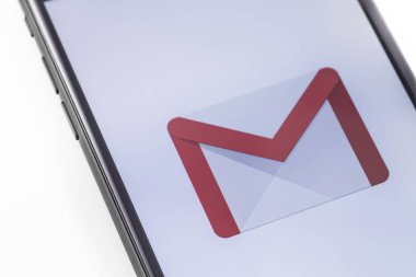 Apple iphone Gmail logo üstünde belgili tanımlık perde ile. Rusya - 04 Ekim 2018