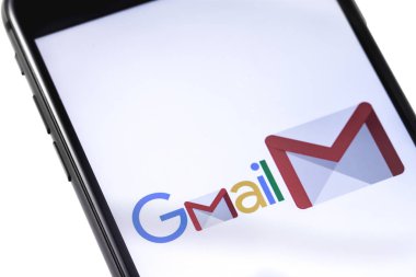 Apple iphone Gmail logosu beyaz arka plan ile. Rusya - 04 Ekim 2018