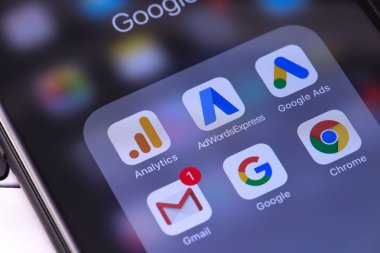 Apple iphone ile Google hizmet üstünde belgili tanımlık perde. Rusya - 04 Ekim 2018