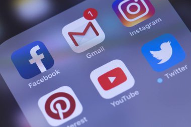 Smartphone ile sosyal medya apps (Youtube, Facebook, Instagram, Google, Gmail, Twitter, Pinterest, Whatsapp). Rusya - 04 Ekim 2018