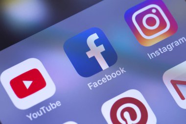 Smartphone ile sosyal medya apps (Youtube, Facebook, Instagram, Pinterest, Gmail, Google, Twitter, Whatsapp). Rusya - 04 Ekim 2018