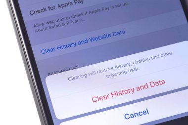 Apple iphone tarayıcı Safari ile geçmişi, çerezler ve diğer tarama verilerini kaldırmak. Apple Inc Cupertino, California bir Amerikan çokuluslu teknoloji şirketidir. Moskova, Rusya - 14 Ekim 2018