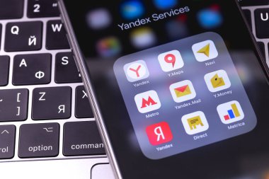 Yandex Hizmetleri üstünde klavye defter ile Apple iphone. Yandex N.V., Internet ile ilgili hizmetler ve ürünler konusunda uzmanlaşmış bir Rus çokuluslu kuruluştur. Moskova, Rusya - 14 Ekim 2018