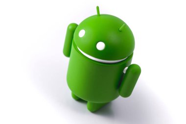 Beyaz masa üzerinde duran Android yineleme. Android akıllı telefonlar, tablet bilgisayarlar, e-kitap, oyun konsolları ve diğer cihazlar için işletim sistemidir. Moskova, Rusya - 14 Ekim 2018