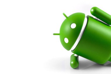 Android şekil yineleme beyaz masa üzerinde duran. Android akıllı telefonlar, tablet bilgisayarlar, e-kitap, oyun konsolları ve diğer cihazlar için işletim sistemidir. Moskova, Rusya - 14 Ekim 2018
