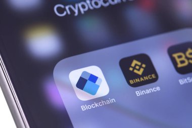 Blockchain uygulaması ve Binance - cryptocurrency Satım simgeleri ekran smartphone. Moskova, Rusya - 14 Ekim 2018