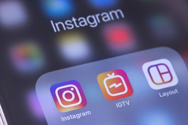 Ekran smartphone Instagram, Igtv ve düzen apps simgeleri. Instagram - bir sosyal ağ unsurları ile fotoğraf ve video paylaşımı için ücretsiz uygulama. Moskova, Rusya - 14 Ekim 2018