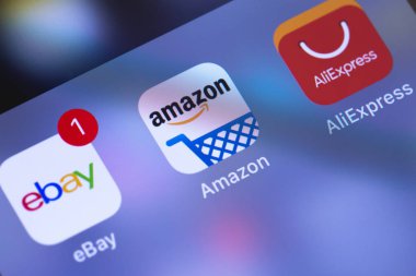 Smartphone ile Sosyal Medya simgeler. EBay, Amazone, Aliexpress uygulama üstünde perde. Online alışveriş için uygulamaları. Moskova, Rusya - 14 Ekim 2018