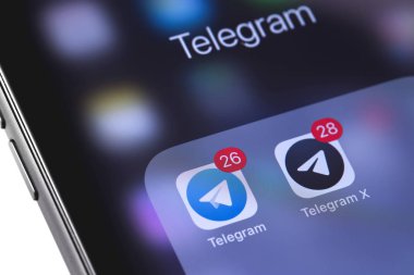 Ekran smartphone telgraf ve telgraf X apps simgeleri. Telgraf bir online sosyal medya sosyal ağdır. Moskova, Rusya - 14 Ekim 2018