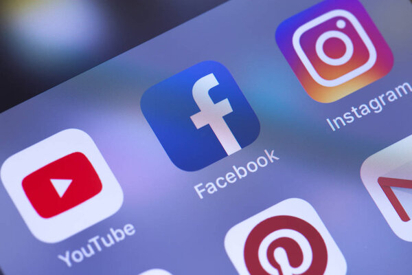 смартфон с приложениями для социальных сетей (YouTube, Facebook, Instagram, Pinterest, Gmail, Google, Twitter, WhatsApp). Россия - 04 октября 2018 года
