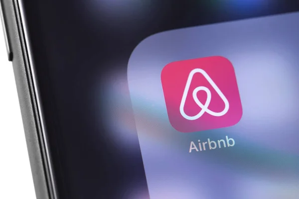 Airbnb Ikonra Képernyő Smartphone Airbnb Szolgáltatás Szobafoglalásnál Felhatalmazó Emberek Hoz — Stock Fotó