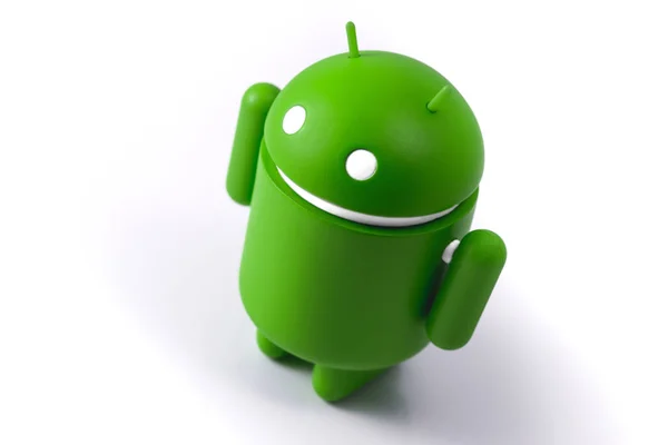 Replika Android Berdiri Atas Meja Putih Android Adalah Sistem Operasi — Stok Foto