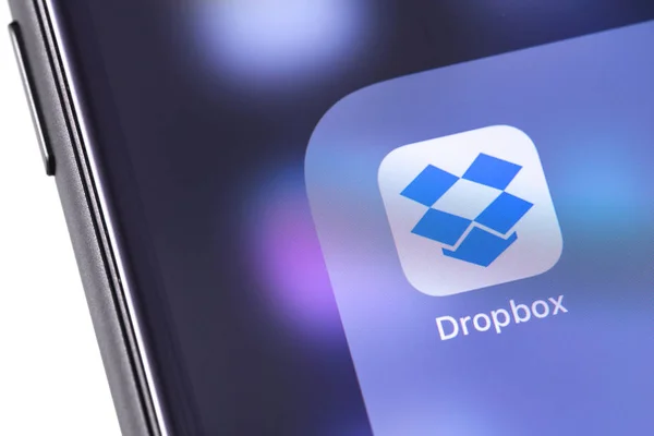 Dropbox simgesi app ekran smartphone. Dropbox resimler, belgeler ve videoları online için her yerden erişim sağlayan bir hizmettir. Moskova, Rusya - 14 Ekim 2018