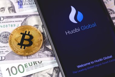 ekran akıllı telefonda bitcoin, para ve Huobi uygulaması. 