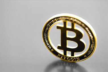 gri arka planda bitcoin sikke