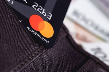 Deri cüzdanda Master Card, kredi kartlarının kapatılması. 