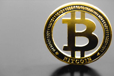 gri arka planda bitcoin