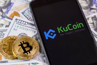 ekran akıllı telefonda bitcoinler, dolarlar ve Kucoin logosu. 