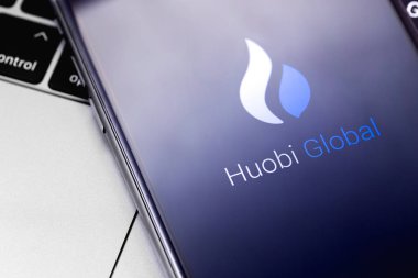 Ekran akıllı telefon ve dizüstü üzerinde Huobi uygulaması. 