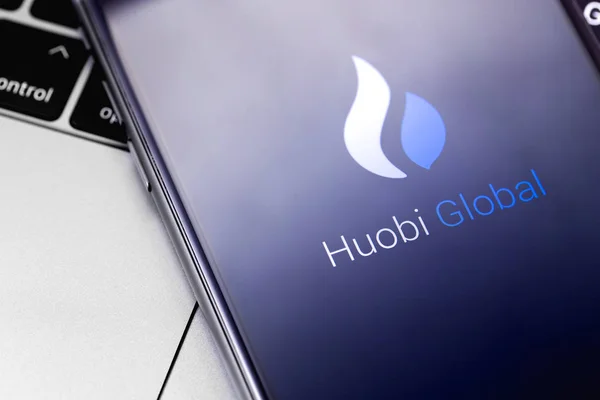 Aplicación Huobi en el teléfono inteligente de pantalla y portátil . —  Fotos de Stock