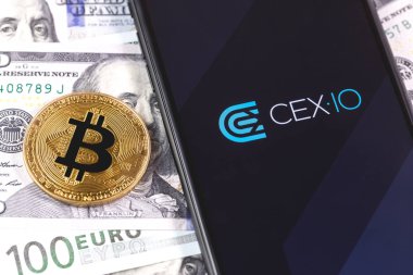 ekran akıllı telefonda bitcoin, para ve Cex.Io uygulaması