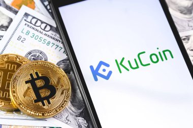 bitcoins, ekran akıllı telefon Kucoin logosu ile dolar