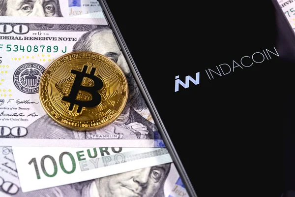 Bitcoin, pénz és Smartphone-val Indacoin app a képernyőn. — Stock Fotó