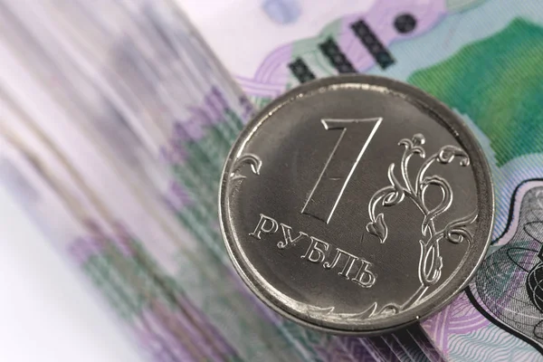 Одна русская рублевая металлическая монета и банкноты — стоковое фото