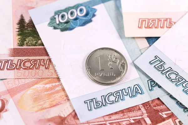Российские деньги, один рубль и банкноты — стоковое фото