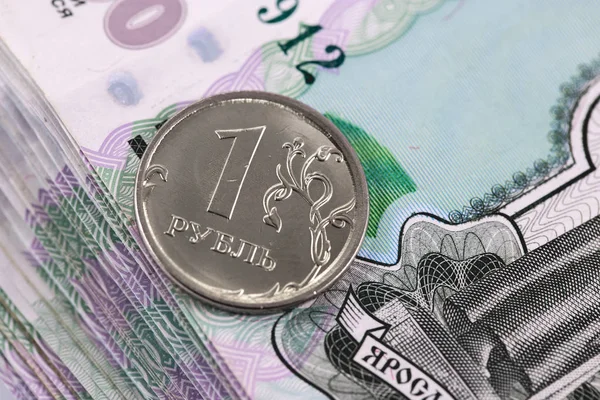 Una moneda de metal rublo ruso — Foto de Stock