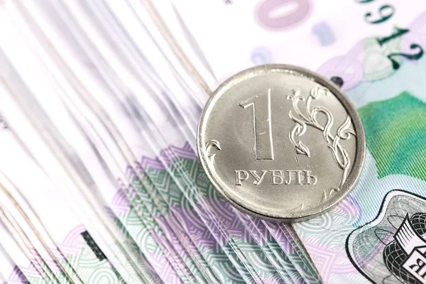 Одна рублевая монета на тысячу рублей — стоковое фото