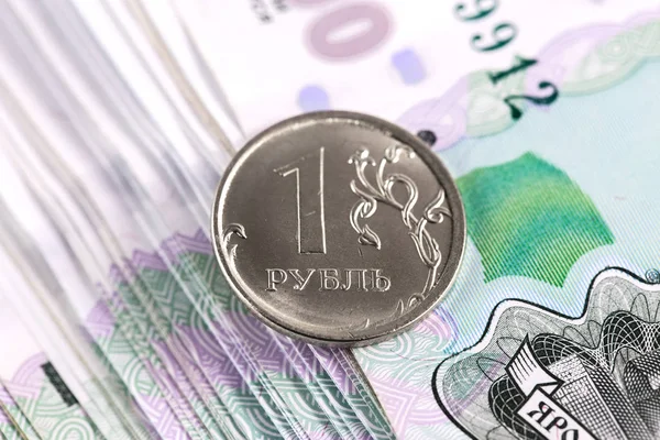 Один рубль и тысяча российских банкнот . — стоковое фото