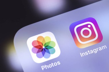 Fotoğraflar uygulamasını ve Instagram uygulamasını görüntüleyen Apple iphone. 