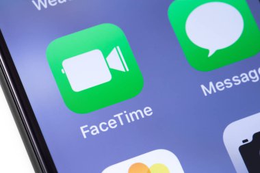 Ekranda Apple Facetime görüntülü sohbet simgesi uygulamasına yakın 