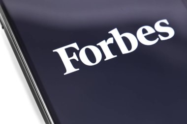 Ekran akıllı telefonda Forbes logosu