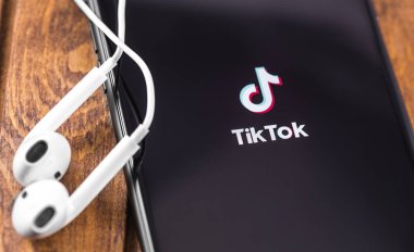 Ekranda Tiktok logolu Apple Earpods ve iphone