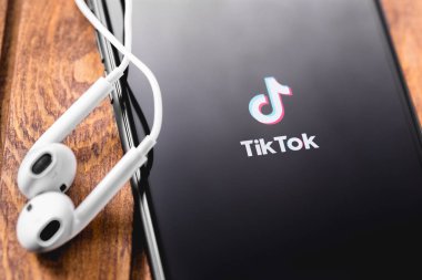 Ekranda Tiktok logosu. 