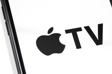 ekranda closeup iphone ve Apple Tv logosu