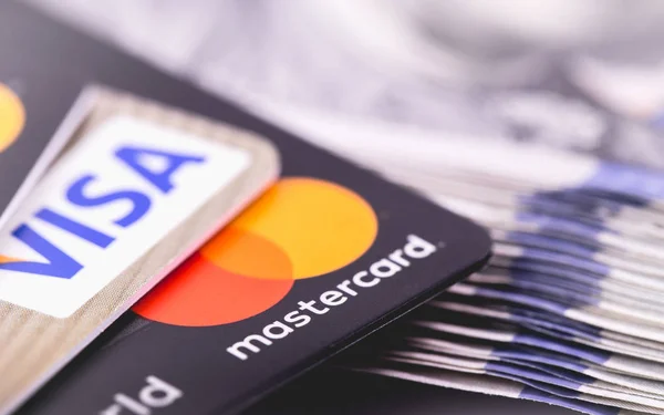 MasterCard e Visa com dólares — Fotografia de Stock