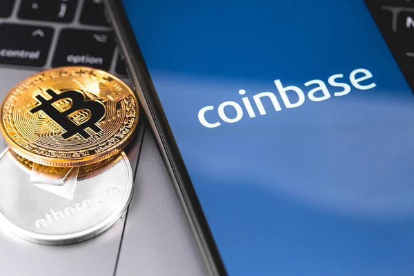 Bitcoin, Ethereum und Smartphone mit Coinbase-Logo — Stockfoto