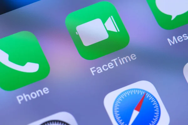 Vicino all'app di chat video di Apple FaceTime sullo schermo — Foto Stock