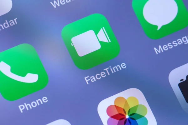 Ekranda Apple Facetime görüntülü sohbet simgesi uygulamasına yakın — Stok fotoğraf