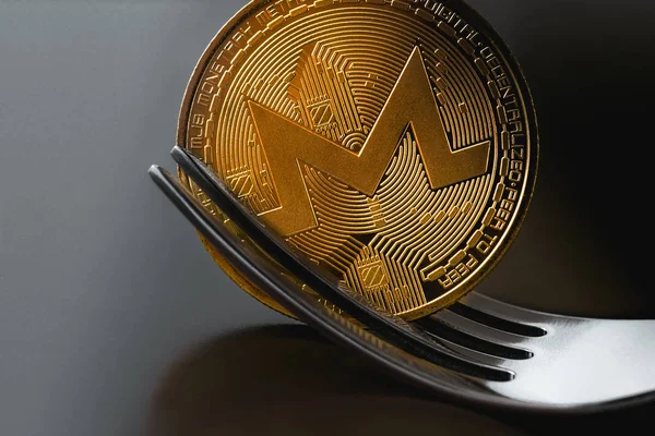 Monero goldene Kryptowährung Münze unter der Gabel — Stockbild Monero goldene Kryptowährung — Stockfoto