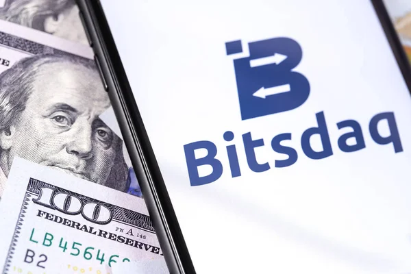 货币和Bitsdaq加密货币交换标志 — 图库照片